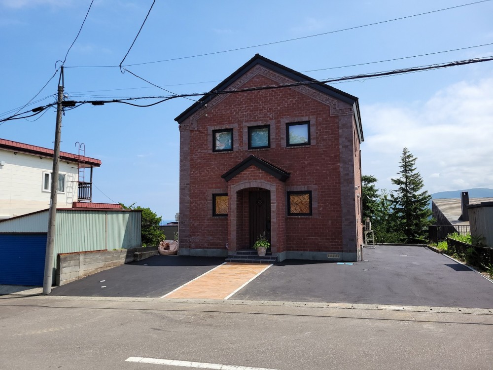 今は閉店しましたが、小樽の「海猫屋」の外観をモチーフにしました。